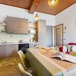 Casa Venanzio E Martino - * Плезио